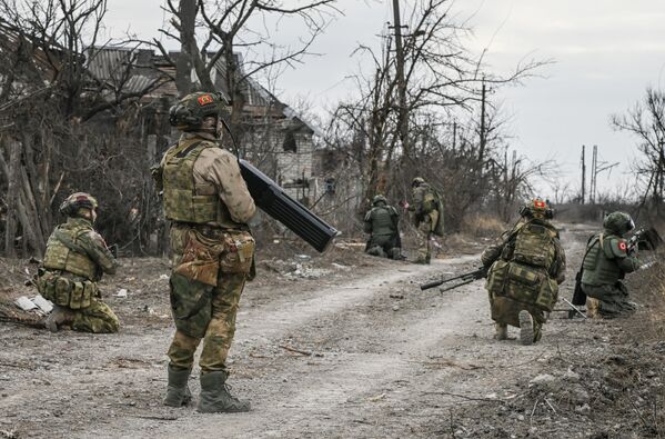 عناصر اللواء الهندسي المنفصل للمنطقة العسكرية المركزية تقوم بإزالة الألغام لأغراض إنسانية في أفدييفكا، في منطقة العملية العسكرية الخاصة - سبوتنيك عربي