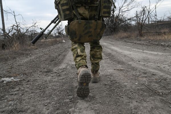 عناصر اللواء الهندسي المنفصل للمنطقة العسكرية المركزية تقوم بإزالة الألغام لأغراض إنسانية في أفدييفكا، في منطقة العملية العسكرية الخاصة - سبوتنيك عربي