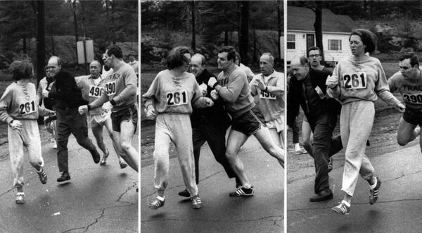 وجدت امرأة، مُدرجة فقط باسم ك. سويتزر من سيراكيوز، نفسها على وشك أن يتم طردها من ماراثون بوسطن الذي عادة ما يكون مخصصًا للرجال فقط، عندما ألقى رفيقها توماس ميلر من سيراكيوز، كتلة أدت إلى طرد مسؤول السباق من السباق بدلاً من ذلك، 19 أبريل/نيسان 1967، في هوبكينتون، ماساتشوستس (صورة مسافر بوسطن بواسطة هاري تراسك) - سبوتنيك عربي