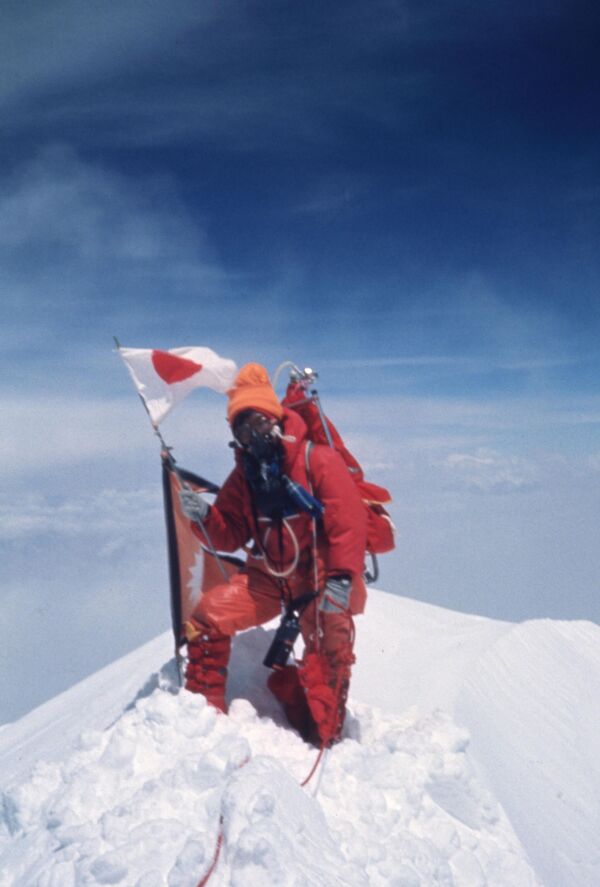 جونكو تاباي، متسلقة جبال دخلت التاريخ كأول امرأة تقف على قمة جبل إيفرست في نيبال، في 16 مايو/أيار 1975. - سبوتنيك عربي