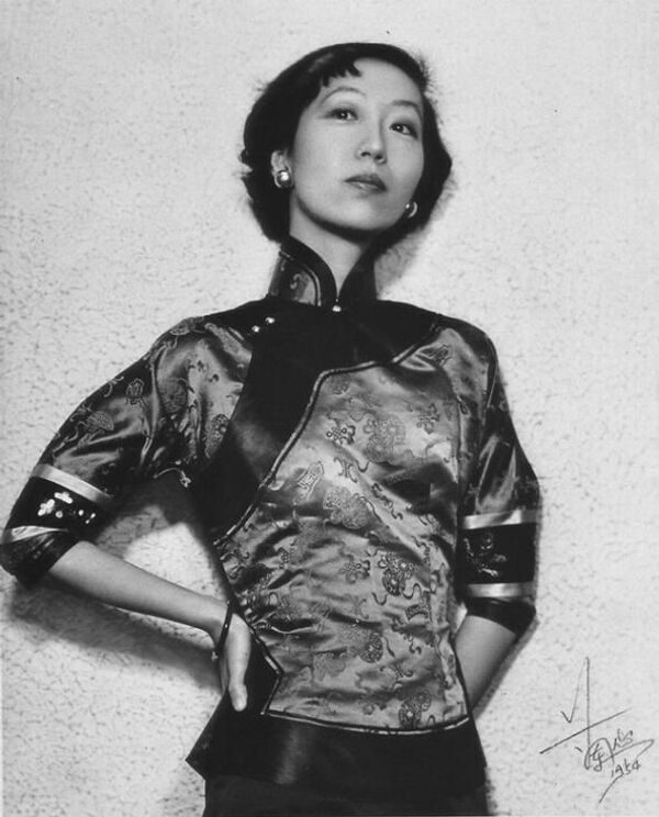 إيلين تشانغ (30 سبتمبر/ أيلول 1920 - 8 سبتمبر 1995) كانت كاتبة صينية. تعتبر تشانغ آي لينغ (أو إيلين تشانغ)، المشهورة محليًا ودوليًا، واحدة من أعظم مؤلفي الأدب الصيني في عصرها، والمعروفة بتصوير الحياة في شنغهاي وهونغ كونغ في أربعينيات القرن الماضي. ألهم عدد من أعمالها تعديلات سينمائية - بما في ذلك &quot;الحب في مدينة ساقطة&quot; و&quot;الشهوة والحذر&quot; - ولا تزال ذات أهمية حتى اليوم. - سبوتنيك عربي