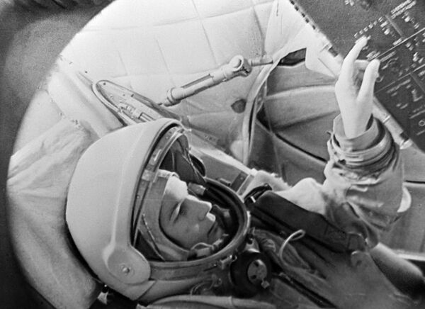 مركز تدريب رواد الفضاء التابع للقوات الجوية لاتحاد الجمهوريات الاشتراكية السوفياتية (الآن مركز تدريب رواد الفضاء باسم يوري غاغارين). رائدة الفضاء فالنتينا تيريشكوفا، التي أصبحت أول رائدة فضاء في العالم، في محاكاة المركبة الفضائية &quot;فوستوك&quot; في 16 يونيو/ حزيران 1963. - سبوتنيك عربي