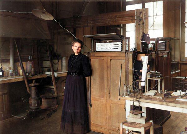 ماري سكلودوفسكا-كوري، عالمة فيزياء وكيمياء بولندية المولد، اكتسبت الجنسية الفرنسية فيما بعد، أصبحت السيدة الوحيدة التي حصلت على جائزة &quot;نوبل&quot; مرتين (لاكتشاف النشاط الإشعاعي واكتشاف عنصري البولونيوم والراديوم). الصورة لماري كوري داخل هذا المختبر (لأول مرة بالألوان عام 2020). - سبوتنيك عربي