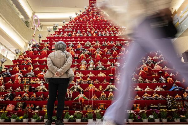 امرأة تنظر إلى دمى الزينة اليابانية (دمى هينا) المعروضة في مركز تسوق في مدينة كونوسو في محافظة سايتاما اليابانية في 2 مارس/آذار 2024. - سبوتنيك عربي