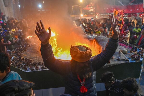 مصلون مسلمون يتجمعون حول النار في ضريح القديس الصوفي حضرة شاه حسين في باكستان لإحياء ذكرى وفاته، مهرجان الأضواء في لاهور في 2 مارس/آذار 2024. - سبوتنيك عربي