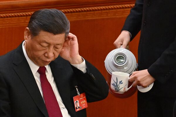 الرئيس الصيني، شي جين بينغ، بينما يملأ أحد الحاضرين فنجانًا خلال الجلسة الافتتاحية للمجلس الوطني لنواب الشعب الصيني في قاعة الشعب الكبرى في بكين في 5 مارس/آذار 2024. - سبوتنيك عربي