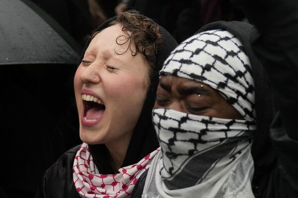 رد فعل النساء على أحد المتحدثين خلال مظاهرة مؤيدة للفلسطينيين في واشنطن في حديقة سكوير بارك في نيويورك، يوم السبت، 2 مارس/آذار 2024. - سبوتنيك عربي