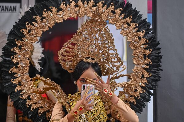 راقصة تثبت مكياجها خلال مهرجان الدوريان في قرية وونوسالام في جومبانج، جزيرة جاوة الشرقية في 3 مارس/آذار 2024. - سبوتنيك عربي