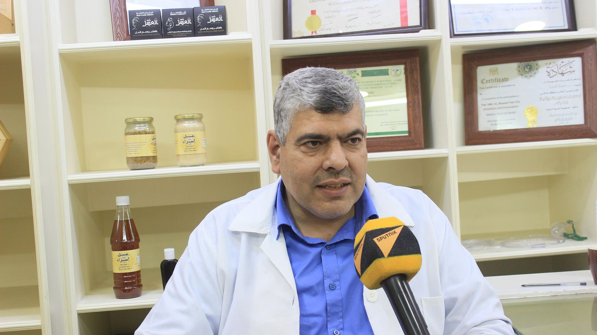طبيب سوري يعالج مرضاه بـ لسعات النحل - سبوتنيك عربي, 1920, 08.03.2024