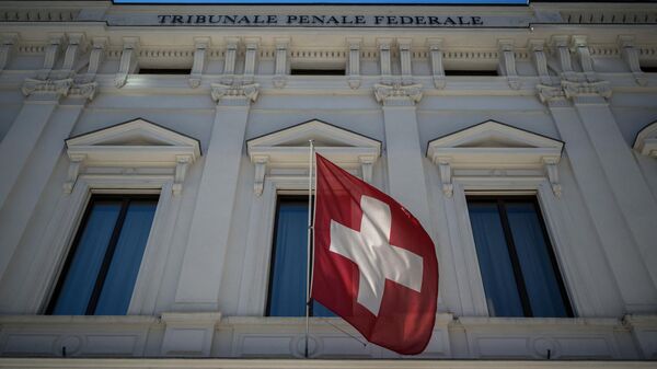 علم سويسري يرفرف أمام المحكمة الجنائية الفيدرالية السويسرية - سبوتنيك عربي