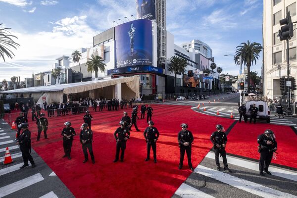 ضباط الشرطة يسيرون على السجادة الحمراء في أعقاب المظاهرات المؤيدة للفلسطينيين خارج مسرح دولبي خلال حفل توزيع جوائز الأوسكار الـ96 في هوليوود - سبوتنيك عربي
