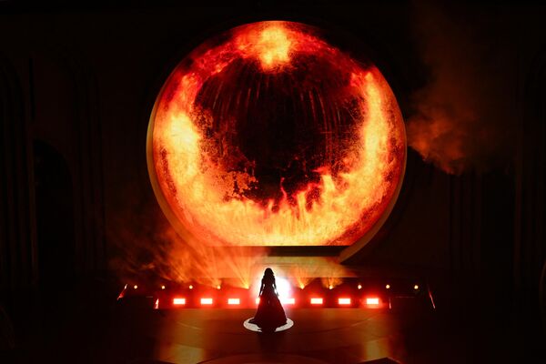 المغنية الأمريكية بيكي جي تؤدي أغنية The Fire Inside من فيلم Flamin&#x27; Hot على خشبة المسرح خلال حفل توزيع جوائز الأوسكار السنوي السادس والتسعين في مسرح دولبي في هوليوود، كاليفورنيا، في 10 مارس 2024. - سبوتنيك عربي