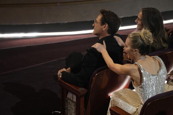يظهر روبرت داوني جونيور، على اليسار، وإميلي بلانت أمام الجمهور خلال حفل توزيع جوائز الأوسكار، يوم الأحد 10 مارس 2024، على مسرح دولبي في لوس أنجلوس - سبوتنيك عربي