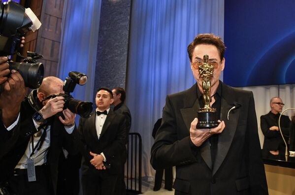 يلتقط المصورون صوراً للممثل الأمريكي روبرت داوني جونيور وهو يحمل جائزة الأوسكار لأفضل ممثل في دور مساعد في حفل توزيع جوائز الأوسكار السنوي السادس والتسعين في مسرح دولبي في هوليوود، كاليفورنيا، في 10 مارس 2024 - سبوتنيك عربي