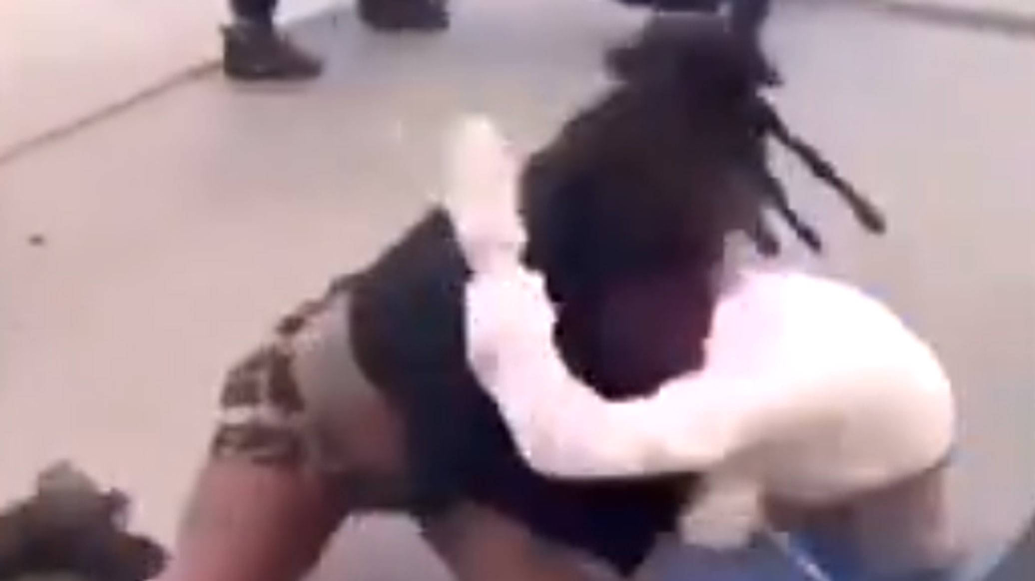 مشاهد قاسية جدا لطالبة أمريكية تضرب زميلتها بطريقة "وحشية"... فيديو