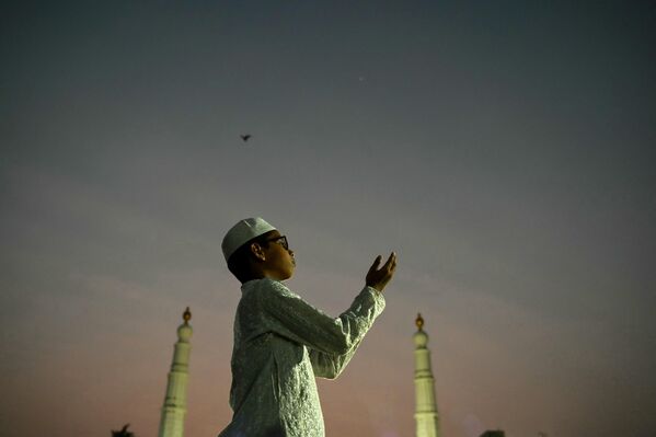 شخص يصلي في مسجد ليلة حلول شهر رمضان في تشيناي، الهند 11 مارس 2024. - سبوتنيك عربي