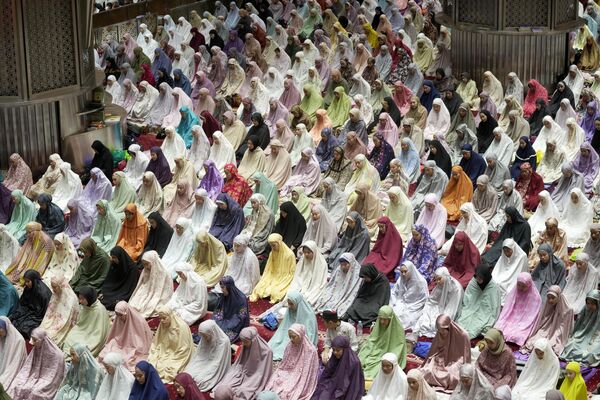 إندونيسيون يقيمون صلاة التراويح الأولى، بمناسبة الليلة الأولى من شهر رمضان، في مسجد الاستقلال في جاكرتا، إندونيسيا، 11 مارس 2024. - سبوتنيك عربي