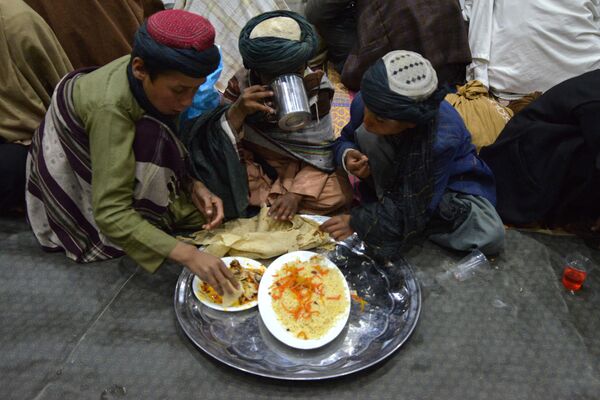 المسلمون الأفغان، خلال الإفطار في اليوم الأول من شهر رمضان في قندهار، أفغانستان، 11 مارس 2024. - سبوتنيك عربي