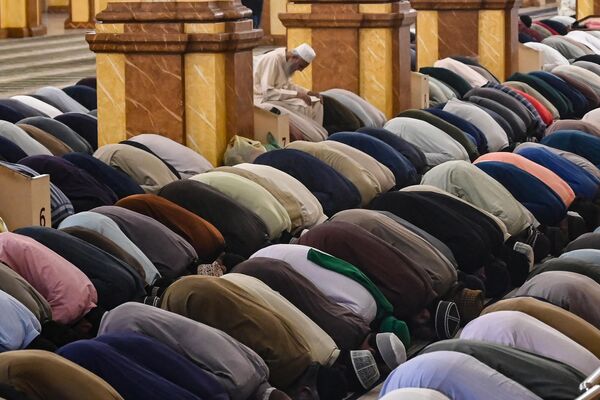 مصلون خلال صلاة التراويح في أول يوم من أيام  شهر رمضان، في مسجد ميمون في كراتشي، باكستان 11 مارس 2024. - سبوتنيك عربي