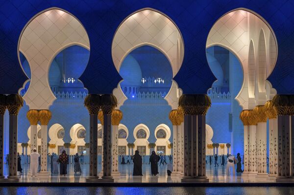 المصلون يجتمعون في مسجد الشيخ زايد الكبير، في اليوم الأول من شهر رمضان  في أبو ظبي، الإمارات العربية المتحدة،  11 مارس 2024. - سبوتنيك عربي