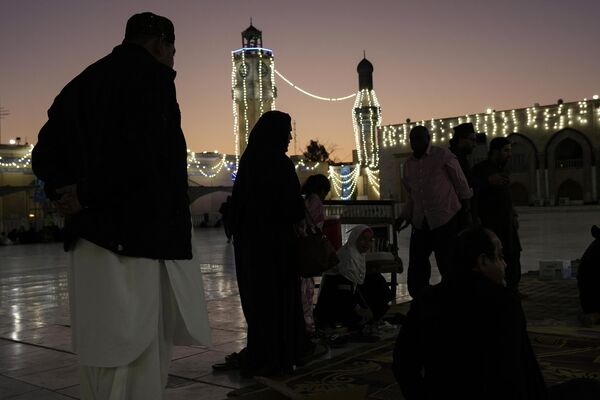يجتمع المسلمون لتناول وجبة الإفطار في اليوم الأول من شهر رمضان، في مسجد الشيخ عبد القادر الجيلاني في بغداد، العراق، 11 مارس 2024. - سبوتنيك عربي