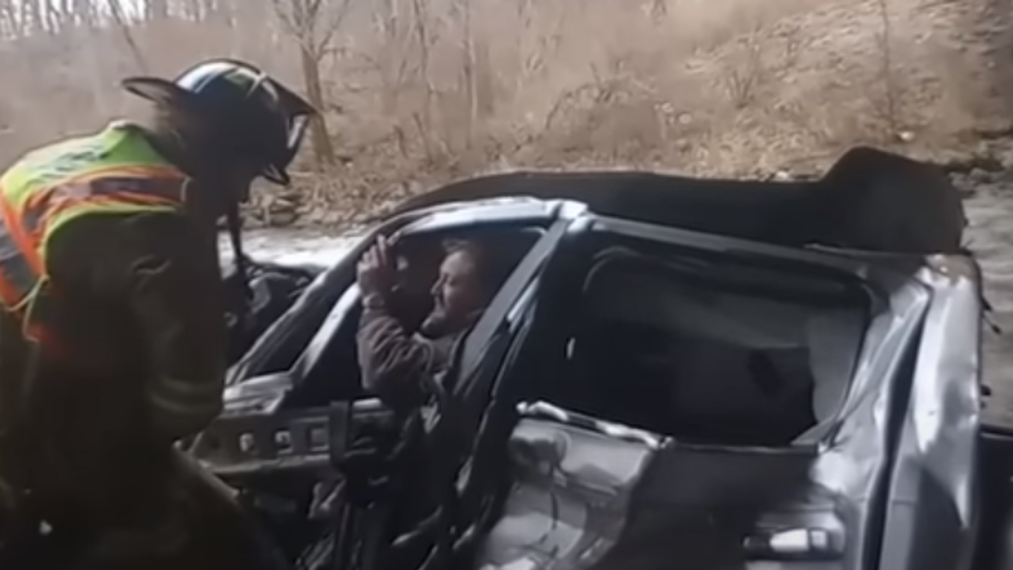 رجل يعلق بسيارته المحطمة لمدة أسبوع وصدفة تنقذه... فيديو