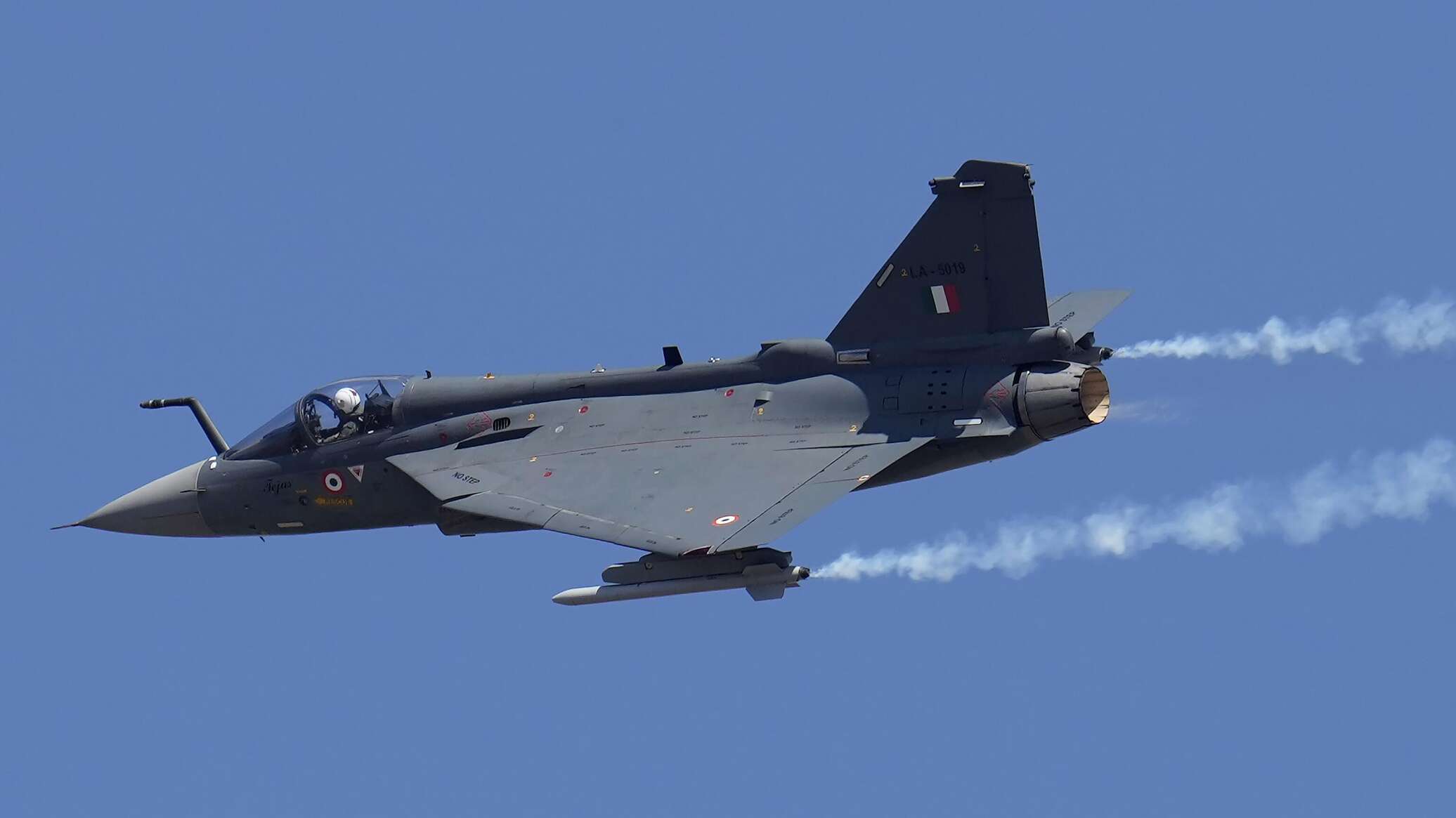 تحطم طائرة تابعة للقوات الجوية الهندية...فيديو وصور