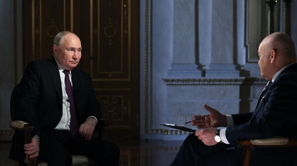 الرئيس الروسي فلاديمير بوتين، في مقابلة مع المدير العام لوكالة الأنباء الدولية روسيا سيغودنيا، التي تضم وكالة الأنباء الدولية سبوتنيك، دميتري كيسيلوف  - سبوتنيك عربي