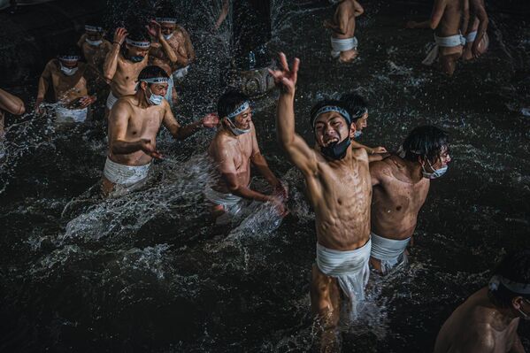 اسم المصور: تشان يي هسي، اسم الصورة: Vigor of the Sacred Festival. وصف الصورة: تلتقط هذه الصورة القوية لحظة من مهرجان Saidai-ji Eyo. - سبوتنيك عربي
