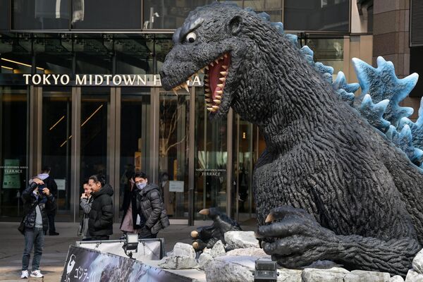 أشخاص يسيرون أمام أحد المجسمات للترويج لفيلم &quot;Godzilla Minus One&quot;، الحائز على جائزة &quot;الأوسكار&quot; لأفضل مؤثرات بصرية في حفل توزيع جوائز &quot;الأوسكار&quot; في لوس أنجلوس، الولايات المتحدة الأمريكية. - سبوتنيك عربي