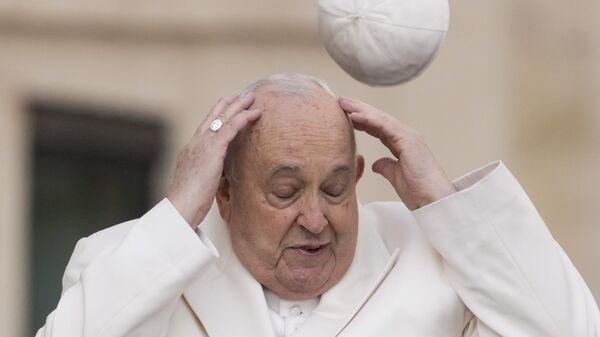 Папа Римский Франциск пытается поймать свою кепку, которую сдуло ветром в Ватикане - سبوتنيك عربي