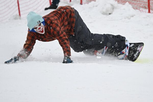 مشارك في مهرجان التزلج الألبي &quot;Steep Descent&quot; في قازان، روسيا. - سبوتنيك عربي