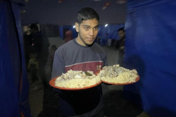 وسط الدمار والقصف... &quot;تكية رمضان&quot; محاولة شبابية لإفطار النازحين في غزة - سبوتنيك عربي