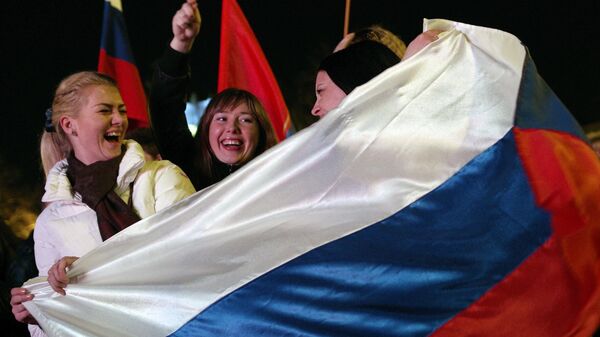 Жительницы Севастополя во время праздничного концерта в честь присоединения Крыма к Российской Федерации - سبوتنيك عربي