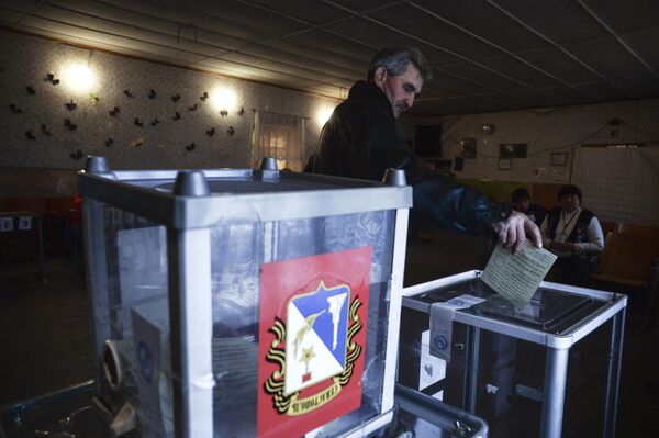 المشاركة في التصويت في استفتاء حول وضع شبه جزيرة القرم في مركز اقتراع في قرية شيروكويه، جمهورية القرم 16 مارس 2014 - سبوتنيك عربي