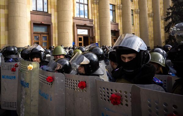ضباط إنفاذ القانون خلال مسيرة لدعم الاستفتاء على وضع شبه جزيرة القرم بالقرب من مبنى الإدارة الإقليمية في خاركوف، 16 مارس 2014 - سبوتنيك عربي