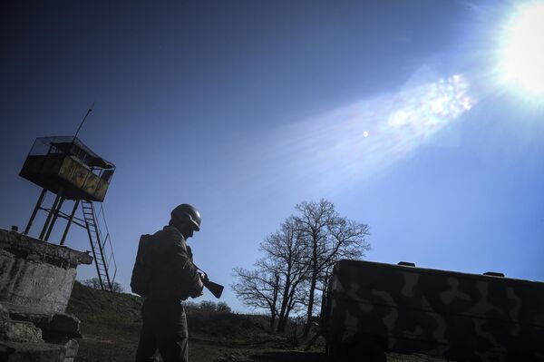 جندي في قاعدة فرقة الصواريخ المضادة للطائرات في سيفاستوبول، 5 مارس 2014 - سبوتنيك عربي