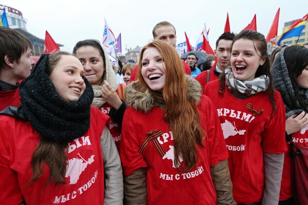 المشاركون في مسيرة حاشدة في كالينينغراد دعما لنتائج الاستفتاء في شبه جزيرة القرم والشعب الأوكراني الشقيق، 18 مارس 2014 - سبوتنيك عربي