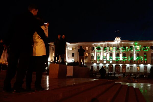 إضاءة مبنى المجلس الأعلى لجمهورية القرم المتمتعة بالحكم الذاتي في سيمفيروبول، 14 مارس 2014. - سبوتنيك عربي
