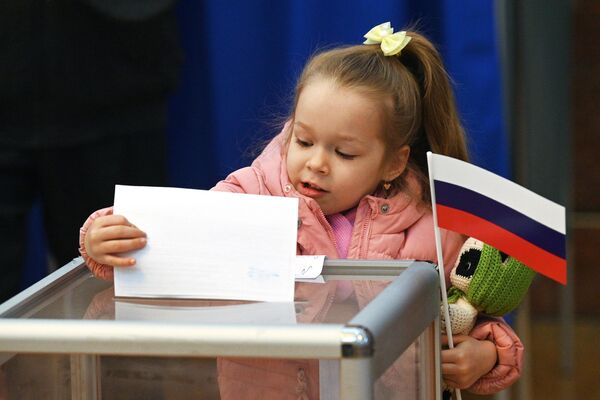 الانتخابات الرئاسية الروسية 2024 - التصويت للمواطنين الروس في ميسنك، بيلاروسيا - سبوتنيك عربي
