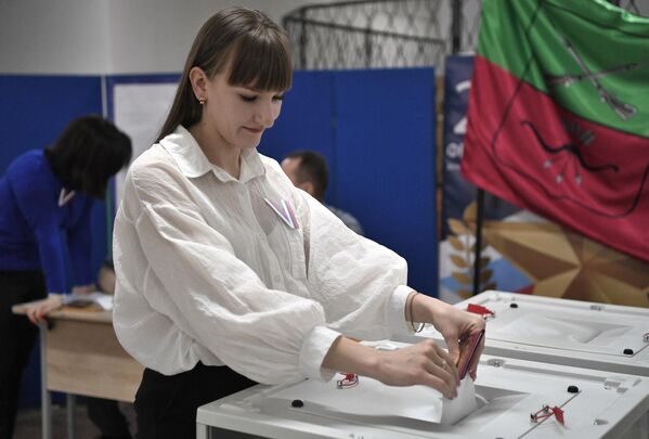 الانتخابات الرئاسية الروسية 2024 - التصويت للمواطنين الروس في كونستانتينوفكا، جمهورية دونيتسك الشعبية - سبوتنيك عربي