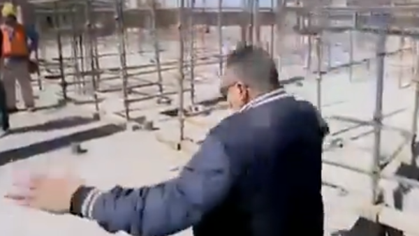 سقوط الإعلامي المصري عمرو الليثي في فاصل خرساني بالطابق الثالث - سبوتنيك عربي