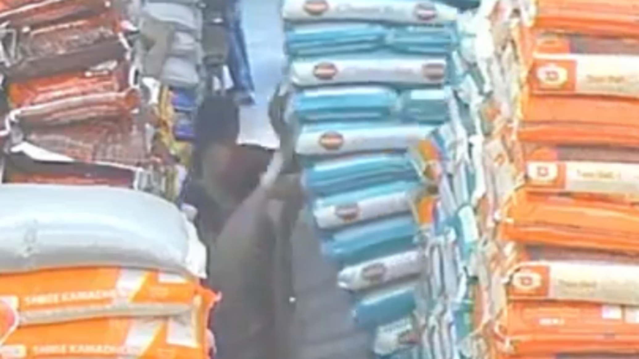 حادث مروع لسقوط أطنان الأرز على سيدة هندية... فيديو