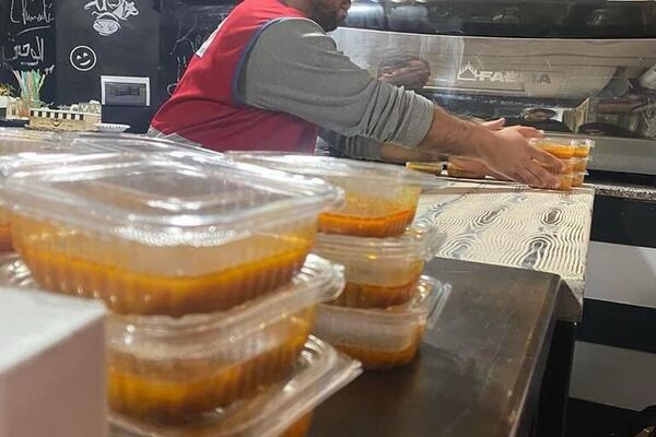 موائد إفطار ووجبات مجانية تسد رمق فاقدي المأوى في تونس خلال شهر رمضان - سبوتنيك عربي
