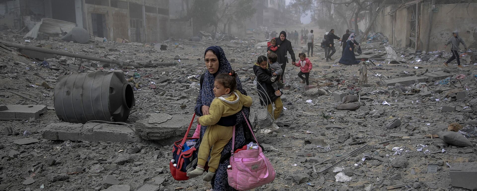 عائلات فلسطينية تفر من المنطقة بعد القصف الإسرائيلي على وسط مدينة غزة، فلسطين 18 مارس 2024 - سبوتنيك عربي, 1920, 29.03.2024