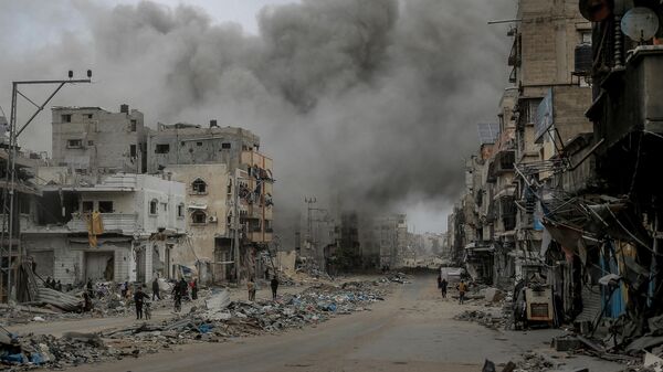 يندفع الفلسطينيون للاختباء بينما يتصاعد الدخان بعد القصف الإسرائيلي على وسط مدينة غزة، فلسطين 18 مارس 2024 - سبوتنيك عربي