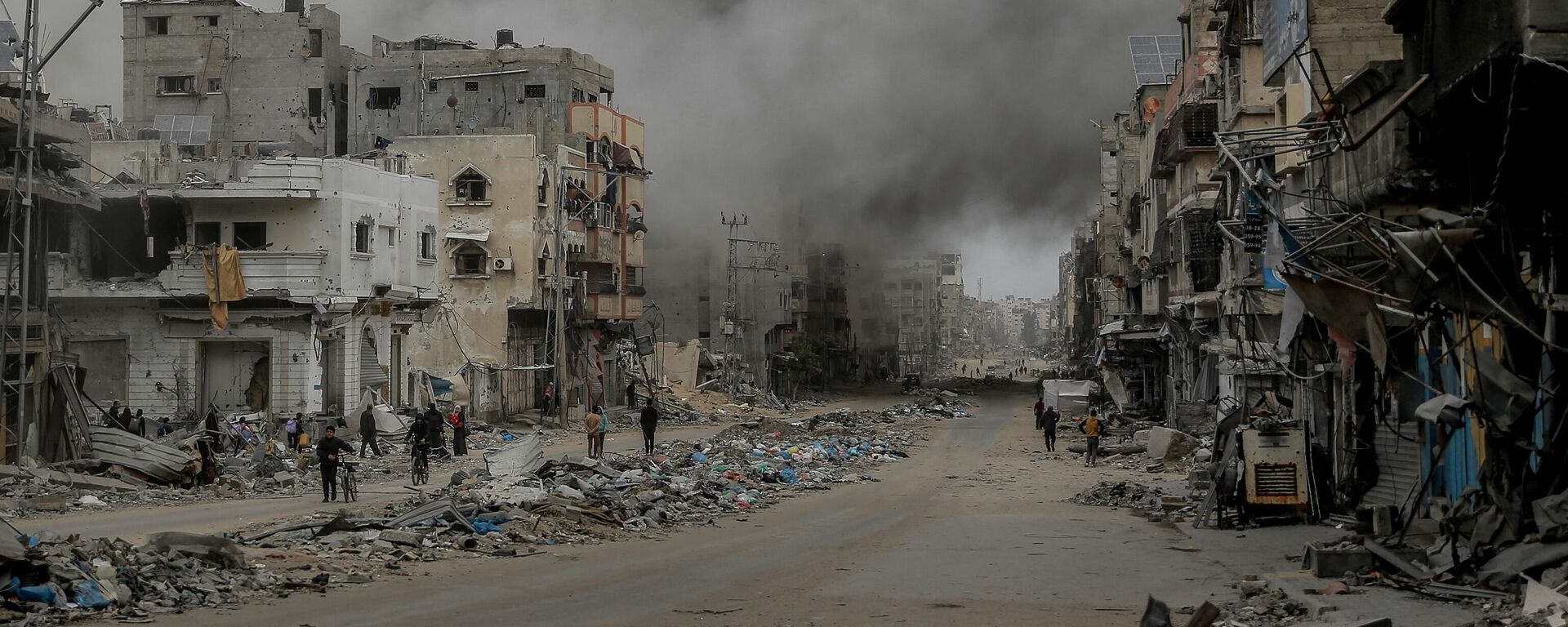 يندفع الفلسطينيون للاختباء بينما يتصاعد الدخان بعد القصف الإسرائيلي على وسط مدينة غزة، فلسطين 18 مارس 2024 - سبوتنيك عربي, 1920, 22.04.2024