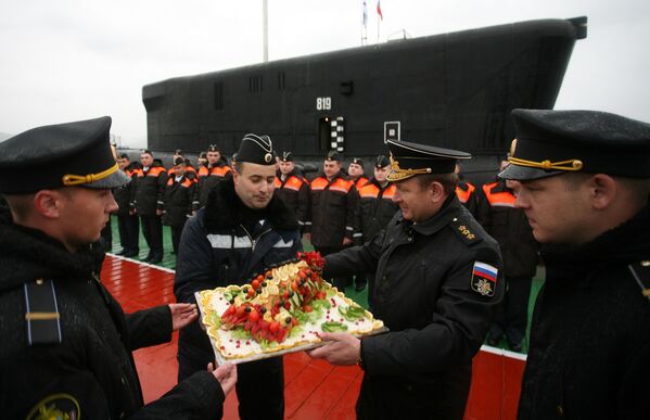 القائد العام للبحرية الروسية الأدميرال فيكتور تشيركوف، وقائد الغواصة النووية &quot;ألكسندر نيفسكي&quot; (مشروع 955 &quot;بوري&quot;)، فاسيلي تانكوفيد، في حفل استقبال الغواصة الصاروخية العاملة بالطاقة النووية، في نقطة الانتشار الدائمة لمدينة فيليوتشينسك المغلقة في كامتشاتكا. - سبوتنيك عربي