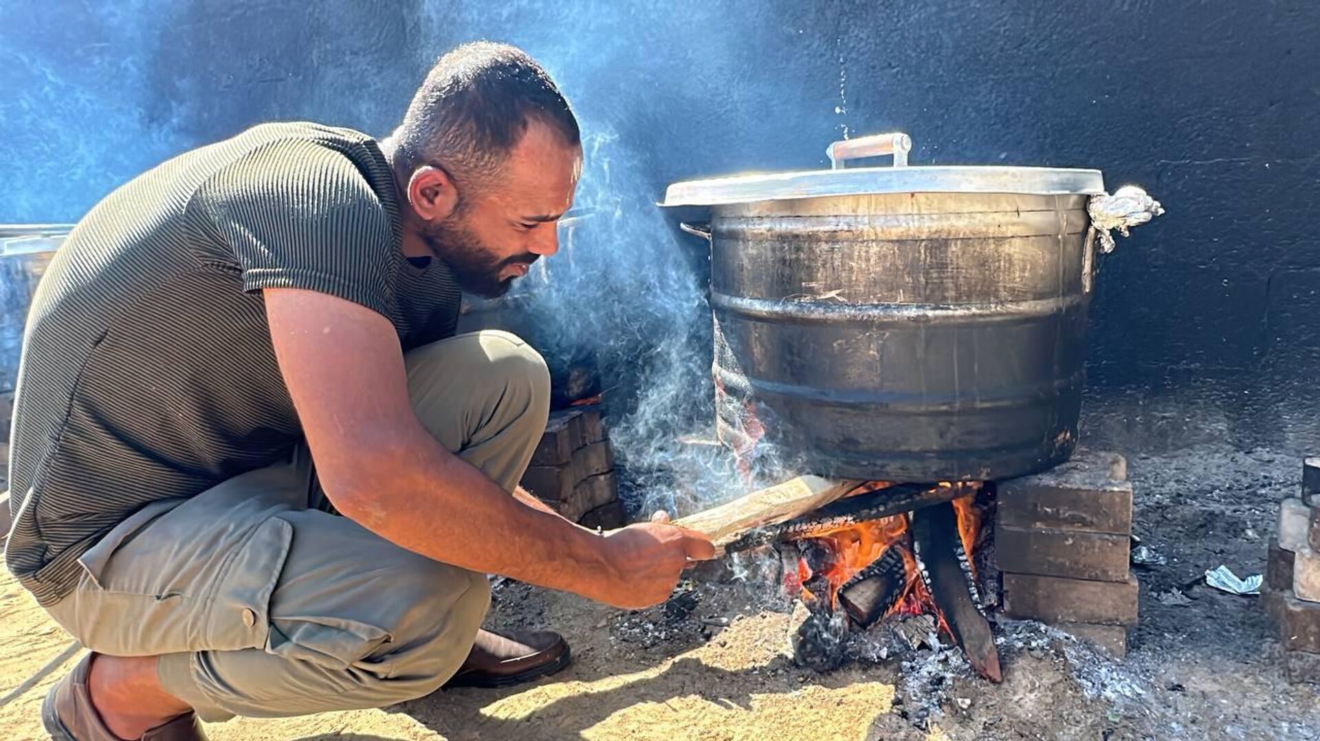 متطوعون يطهون الطعام على الحطب للنازحين في رفح جنوب قطاع غزة - سبوتنيك عربي, 1920, 19.03.2024