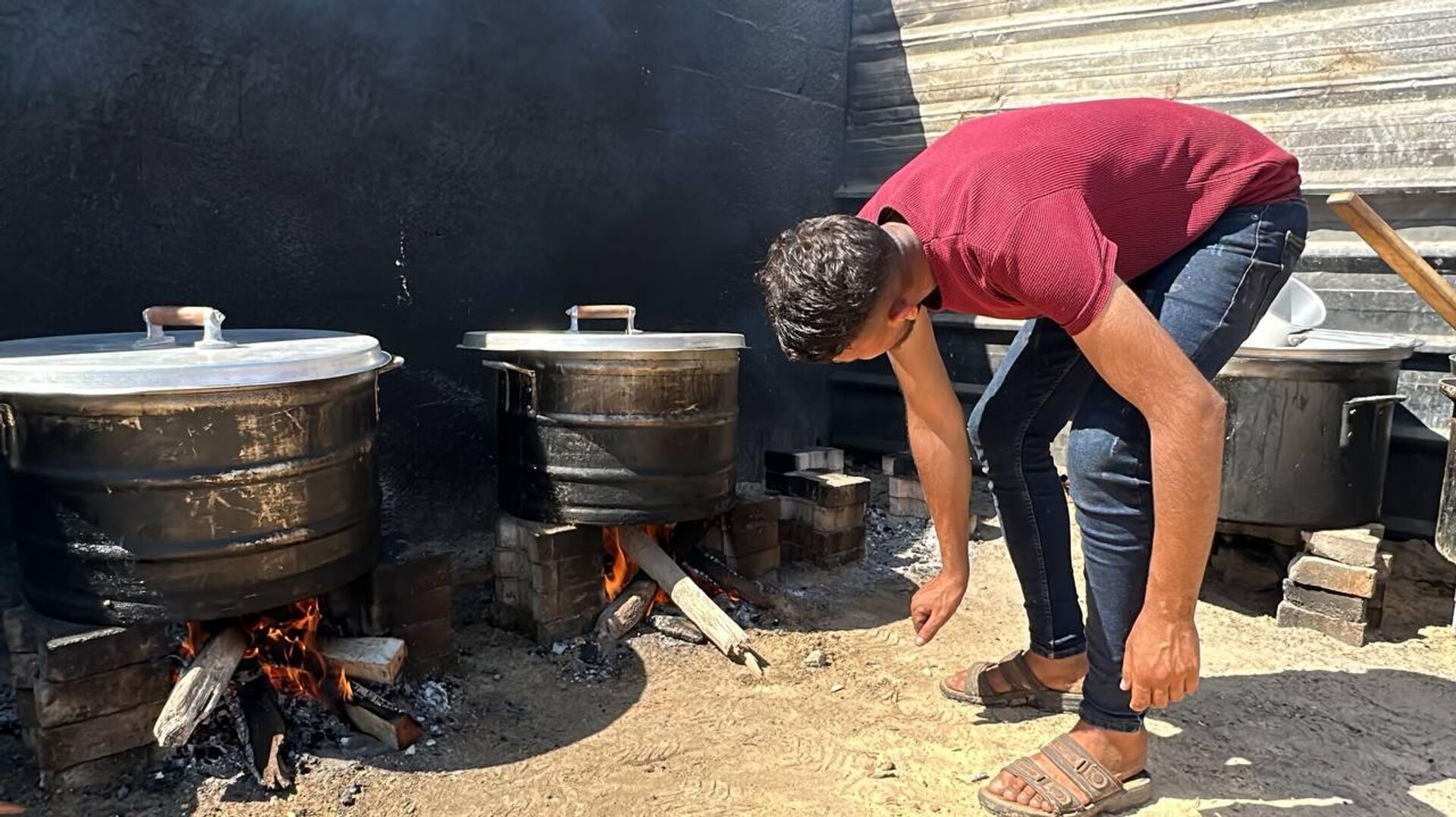 متطوعون يطهون الطعام على الحطب للنازحين في رفح جنوب قطاع غزة - سبوتنيك عربي, 1920, 19.03.2024